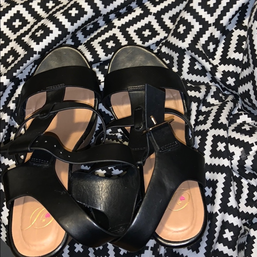 black wedges